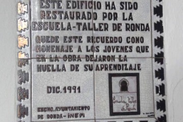 Azulejo conmemorativo de la restauración del Palacio de Mondragón en Ronda